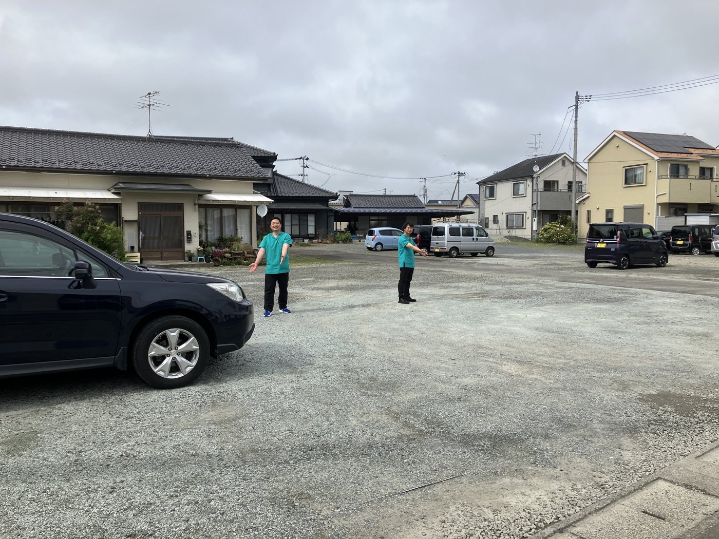 院から少し離れた砂利の駐車場