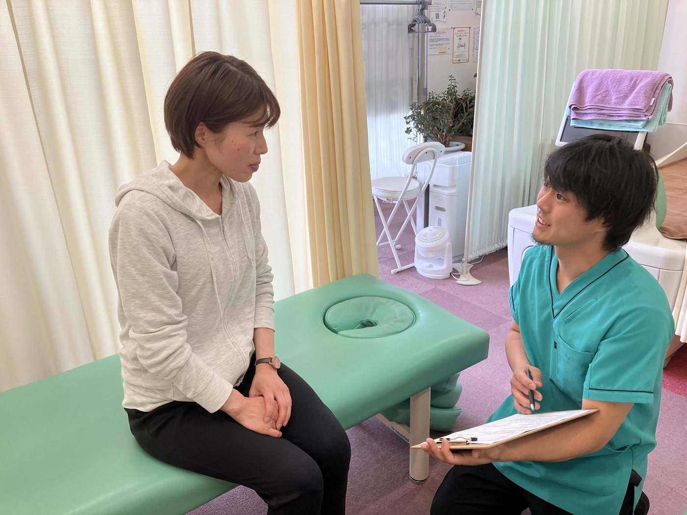 施術前にお話をうかがう様子