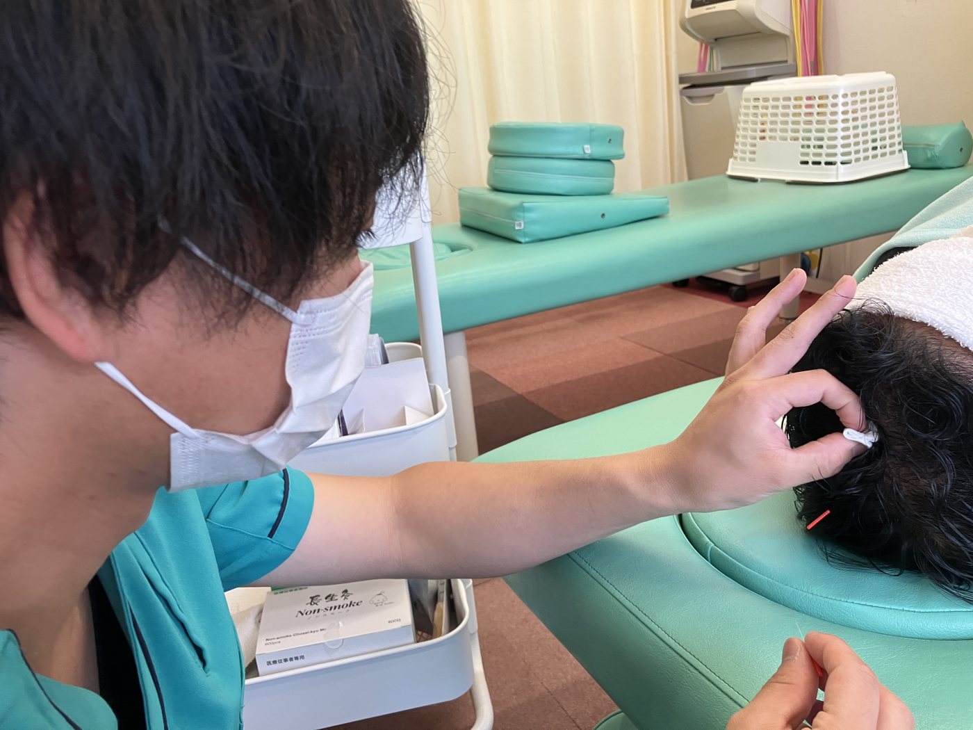 鍼を用いた施術の様子
