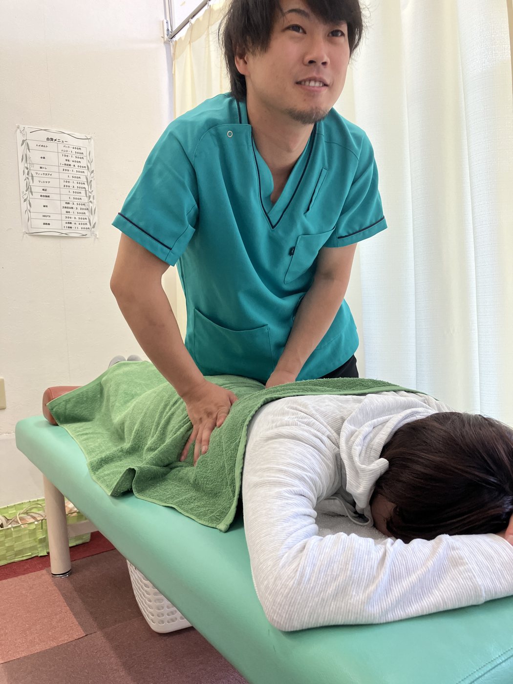 うつ伏せの患者さんへの施術の様子
