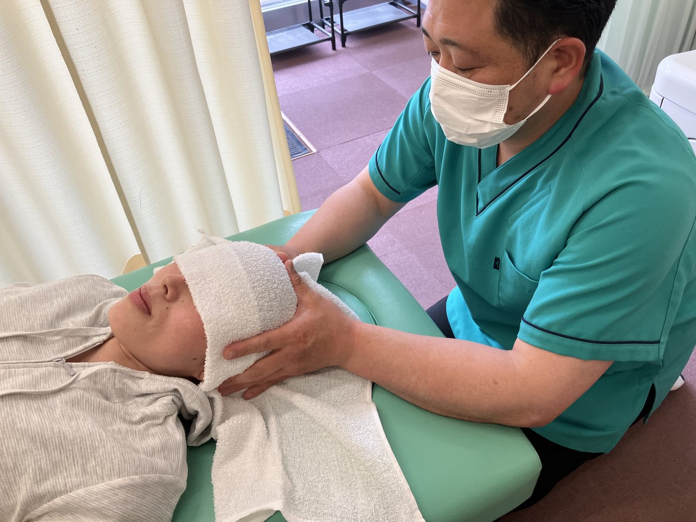 首まわりの施術の様子